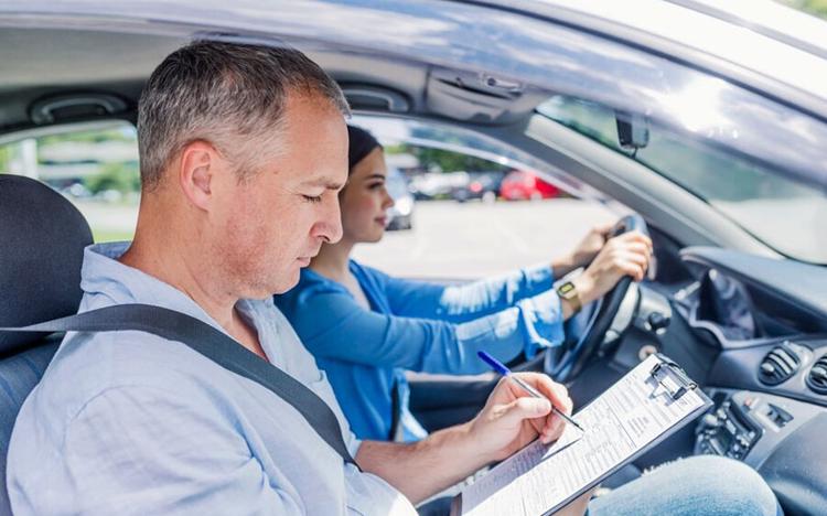 5 Essential Tips for Finding a Driving School Near You